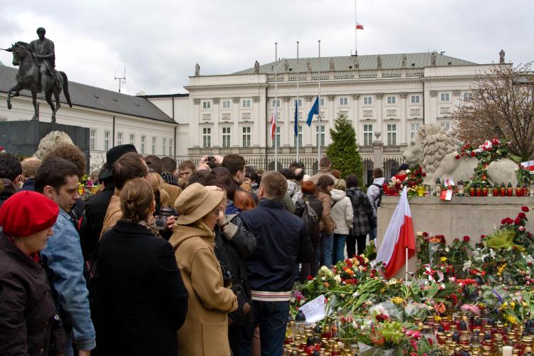 People lay flowers and candles at the Presidential Palace in Warsaw after the country's President, Lech Kaczynski, his wife, and top officials died in a fatal plane crash in Western Russia on Saturday morning. (Adam Kielar/The Epoch Times) People lay flowers and candles at the Presidential Palace in Warsaw after the country's President, Lech Kaczynski, his wife, and top officials died in a fatal plane crash in Western Russia on Saturday morning. (Adam Kielar/The Epoch Times)