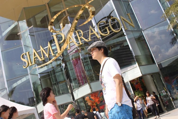 A man walks past one of the main entrances to the upmarket Siam Paragon shopping mall, Bangkok.  (James Burke/The Epoch Times)