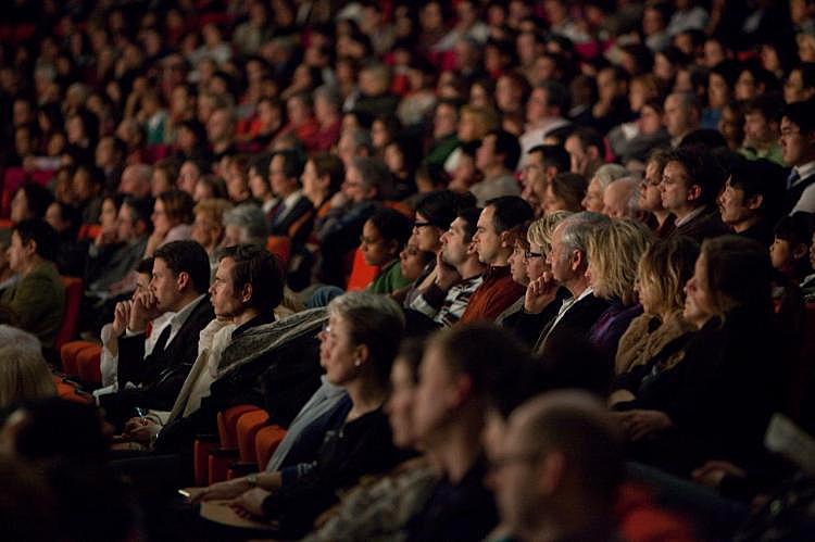 The audience at the Paris DPA show as Chinese traditional culture is presented in its great beauty and diversity. (NTDTV) The audience at the Paris DPA show as Chinese traditional culture is presented in its great beauty and diversity. (NTDTV)