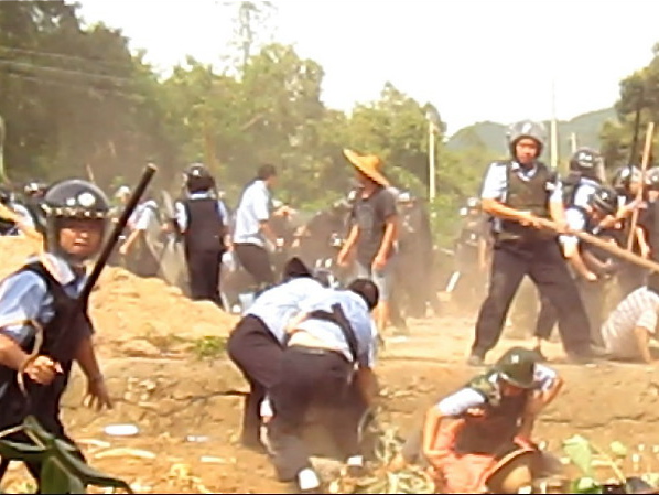 PoliceBeatProtestersViolently attacked by riot police