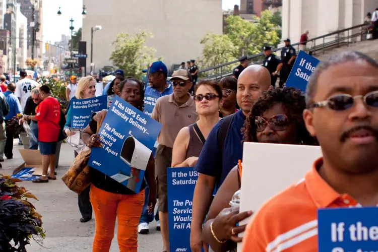 Postal workers from the New York Metro Area Postal Union rallied in front of the James A. Farley Post Office in New York City on Sept. 30, 2015. (Henry Lam/The Epoch TImes)