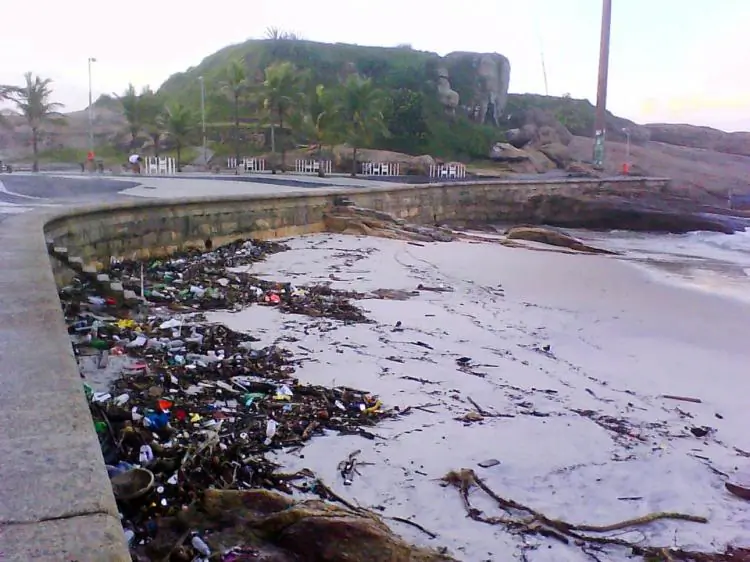Trash deposited on Arpoador Beach by giant waves pounding Rio de Janeiro state. (Bruno Menezes/Epoch Times)