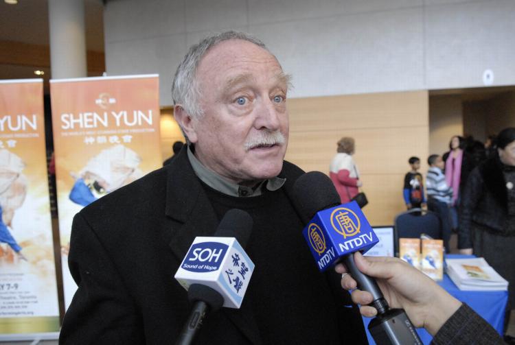 Veteran artistic director Ron Singer at the Shen Yun Performing Arts afternoon show in Mississauga on Jan. 23. (Tanya Dy/The Epoch Times)