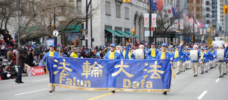 Falun Gong practitioners march in Roger's Santa Clause Parade in downtown Vancouver Dec. 5, 2010. The group says its application to participate in the Chinese New Year Parade has been rejected every year since 2003. (The Epoch Times) Falun Gong practitioners march in Roger's Santa Clause Parade in downtown Vancouver Dec. 5, 2010. The group says its application to participate in the Chinese New Year Parade has been rejected every year since 2003. (The Epoch Times)