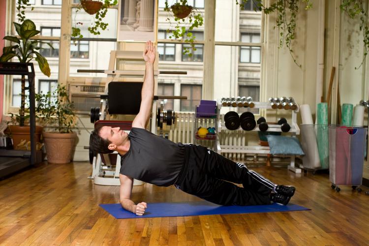 Improve your posture and tone your waist by practicing the side plank. (Henry Chan/The Epoch Times, Space Courtesy of Fitness Results) Improve your posture and tone your waist by practicing the side plank. (Henry Chan/The Epoch Times, Space Courtesy of Fitness Results)