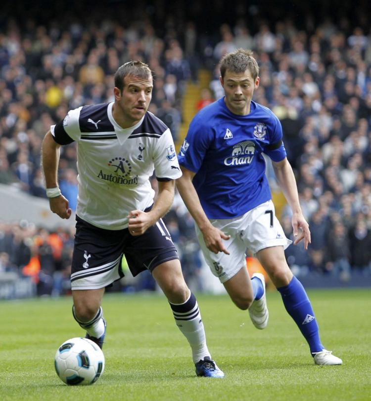 Tottenham's Rafael Van der Vaart and Everton's Diniyar Bilyaletdinov do battle at White Hart Lane in North London on Saturday. (Ian Kington/AFP/Getty Images) Tottenham's Rafael Van der Vaart and Everton's Diniyar Bilyaletdinov do battle at White Hart Lane in North London on Saturday. (Ian Kington/AFP/Getty Images)