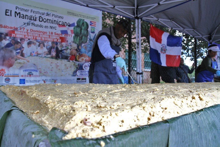 A gigantic dish of mangu, a traditional recipe, was composed of 2,011 plantains, which could become a new Guinness World Record. (Zack Stieber/The Epoch Times) A gigantic dish of mangu, a traditional recipe, was composed of 2,011 plantains, which could become a new Guinness World Record. (Zack Stieber/The Epoch Times)
