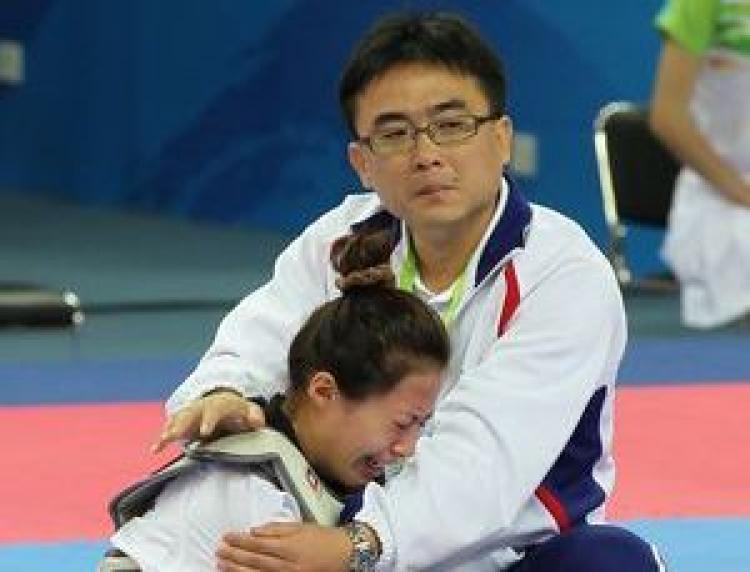 Taiwanese athlete Yang Shu-chun cries after being disqualified from the women's Taekwondo competition at the Asian Games in Guangzhou on Nov. 17, 2010. (Central News Agency) Taiwanese athlete Yang Shu-chun cries after being disqualified from the women's Taekwondo competition at the Asian Games in Guangzhou on Nov. 17, 2010. (Central News Agency)