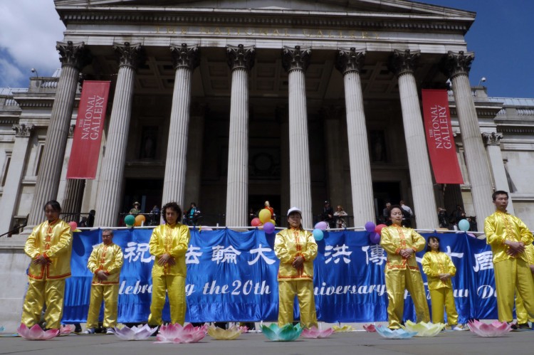 UK_FalunDafa1 Falun Dafa practitioners Trafalgar Square