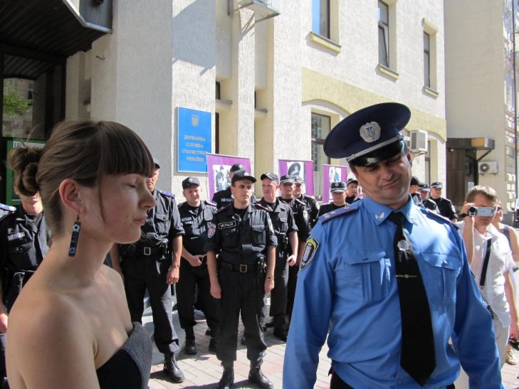 Ukrainian activist Olexandra Matviychuck speaks with a policeman.