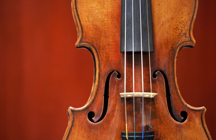 A 1729 Stradivari known as the 'Solomon, Ex-Lambert' is on display 27 March, 2007 at Christie's in New York. (Don Emmert/AFP/Getty Images) Epoch Times Photo