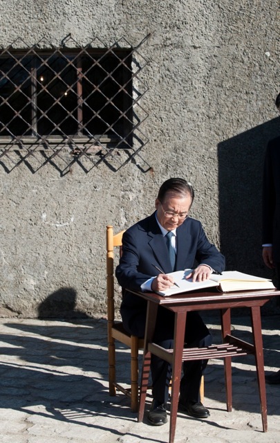 WJB143475822web Chinese Premier Wen Jiabao signs the visitor's book