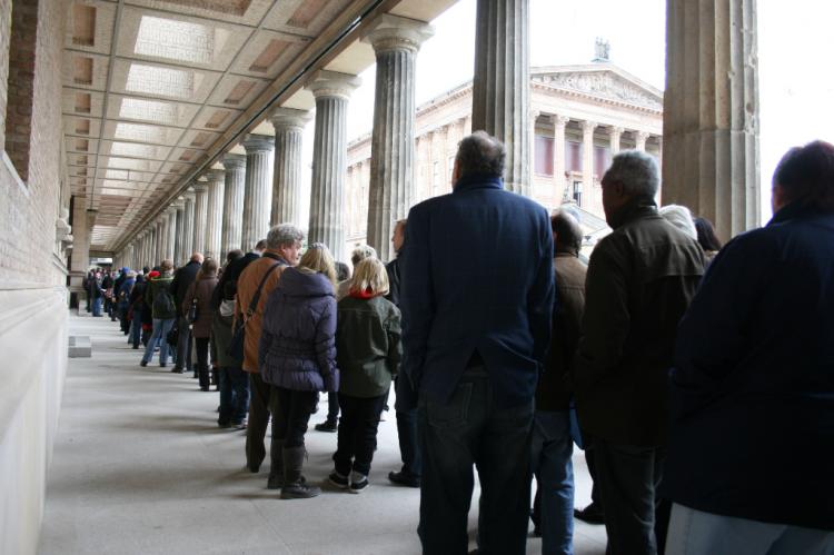 UNSTOPPABLE: A 1,312 feet line, a three-hour wait, and rainy weather couldn't stop the roughly 8,000 Berliners who visited the Neues Museum for its historic reopening day. (Rosemarie Fruehauf/The Epoch Times) UNSTOPPABLE: A 1,312 feet line, a three-hour wait, and rainy weather couldn't stop the roughly 8,000 Berliners who visited the Neues Museum for its historic reopening day. (Rosemarie Fruehauf/The Epoch Times)
