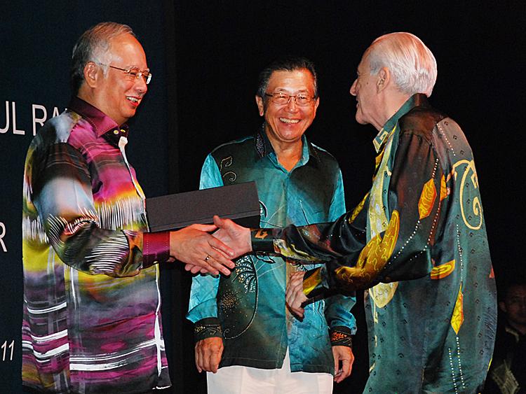 Yong Poh Kon and Prime Minister Najib Tun Razak (L) present a memento to a PEMUDAH member. (James Chow/The Epoch Times) Yong Poh Kon and Prime Minister Najib Tun Razak (L) present a memento to a PEMUDAH member. (James Chow/The Epoch Times)