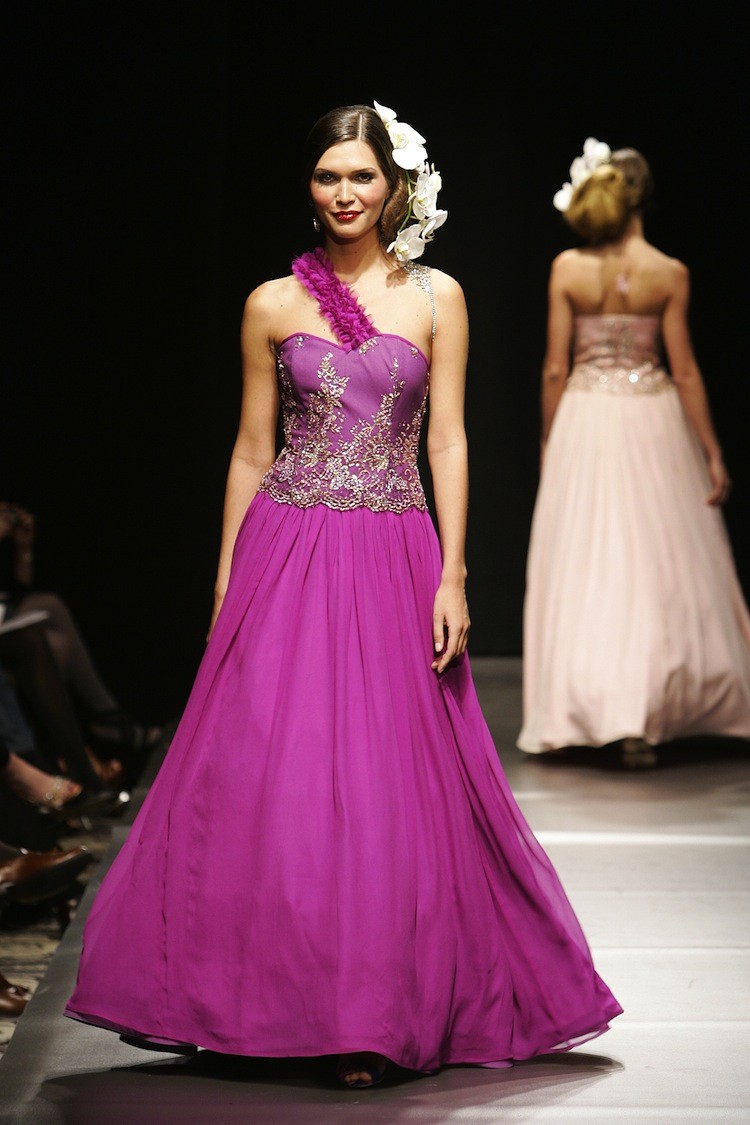 A model sashays down the catwalk during New York's fashion week, 2009. (Edward Dai/The Epoch Times )