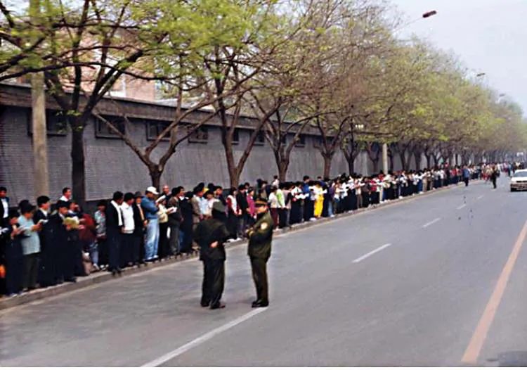 Falun Gong practitioners gathered around Zhongnanhai to silently, peacefully appeal for freedom of belief on April 25, 1999. (Courtesy of Minghui.org)