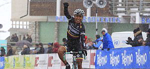 atapumawins-300x138 Darwin Aatapuma crosses the finish line to win the final stage of the Giro del Trentino. (colombiacoldeportes.com)