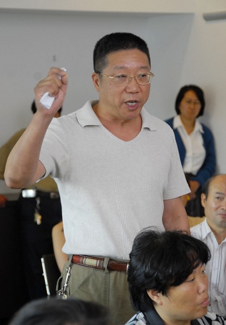 On July 2 in the Flushing Library, Mr. Bian Hexian questioned John Liu�s association with the CCP. (The Epoch Times) On July 2 in the Flushing Library, Mr. Bian Hexian questioned John Liu�s association with the CCP. (The Epoch Times)