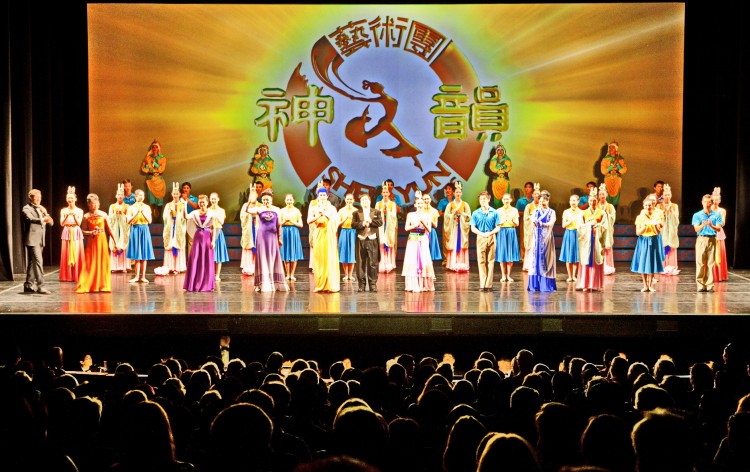 canberra_2013tour_ Shen Yun Performing Arts Touring Company's curtain call at the Canberra
