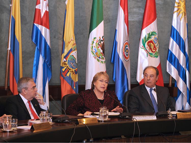 Chilean President Michelle Bachelet (C) speaks listened by ALADI's Secretary General Hugo Saguier (L) and Juan Carlos Olima, general committee Secretary General.  (Miguel Rojo/AFP/Getty Images)