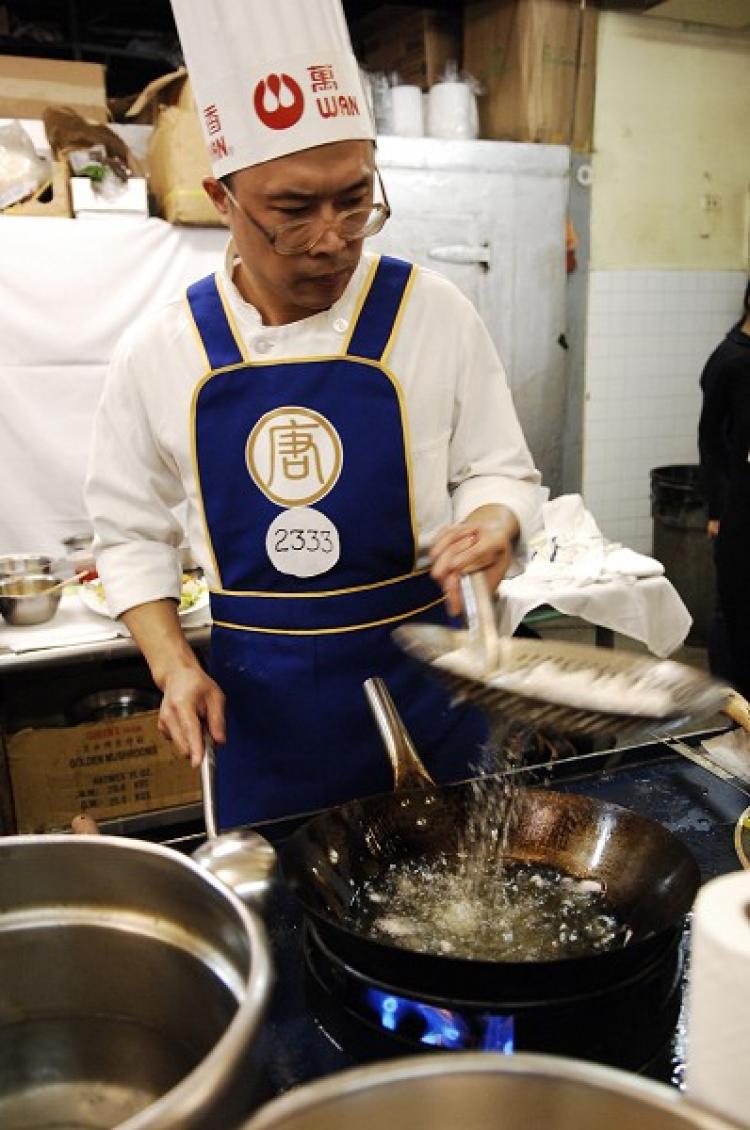 Chen Yongming, gold prize winner of 2008 NTDTV Chinese International Culinary competion, focuses on his food. (Dai Bing/The Epoch Times) Chen Yongming, gold prize winner of 2008 NTDTV Chinese International Culinary competion, focuses on his food. (Dai Bing/The Epoch Times)