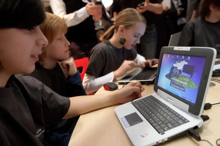 Children try out networked computer laptops in a file photo. (Sean Gallup/Getty Images)