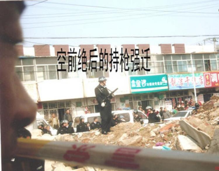 Police supervise a forced demolition in eastern China's Pingdu city, Shandong province. (Rights Protection Net) Police supervise a forced demolition in eastern China's Pingdu city, Shandong province. (Rights Protection Net)