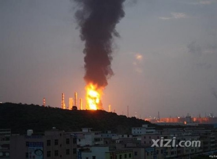 An explosion at an oil refinery in Huizhou, Guangdong province in China, before dawn on July 11. The explosion sparked raging fires with flames that reached 300 ft. (Photo from Xizi.com) An explosion at an oil refinery in Huizhou, Guangdong province in China, before dawn on July 11. The explosion sparked raging fires with flames that reached 300 ft. (Photo from Xizi.com)
