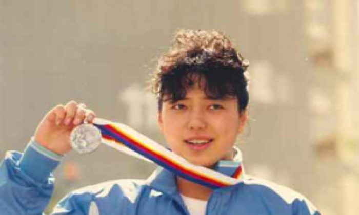Xiaomin Huang, shown with her silver medal won at the 1988 Seoul Olympics. (Epoch Times/File Photo)