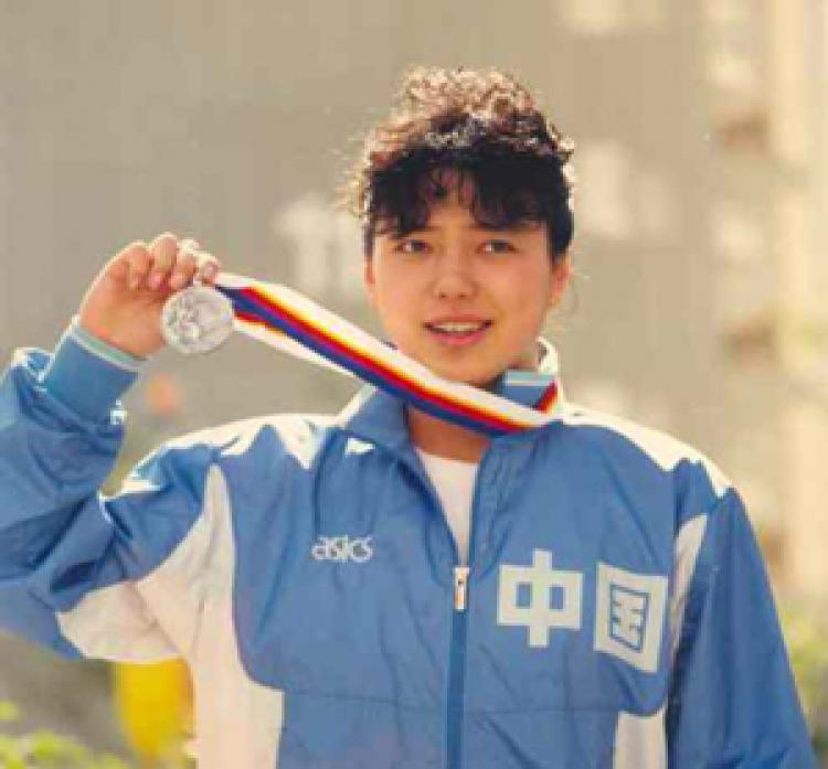Xiaomin Huang, shown with her silver medal won at the 1988 Seoul Olympics. (Epoch Times/File Photo)
