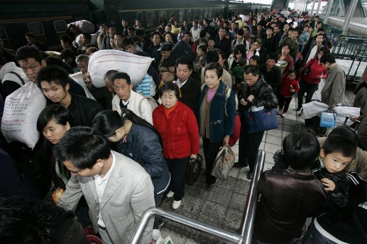 Migrant workers returning home at the Longtousi (Dragon Head Temple) train station, Chongqing City, Oct. 29, 2008. Mass factory closings are occurring in China. (The Epoch Times)