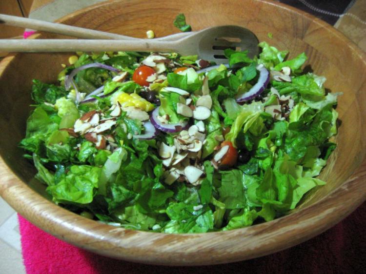 Blue cheese, fresh roasted corn on the cob, and black beans make this salad a winner. (Maureen Zebian/The Epoch Times) Blue cheese, fresh roasted corn on the cob, and black beans make this salad a winner. (Maureen Zebian/The Epoch Times)