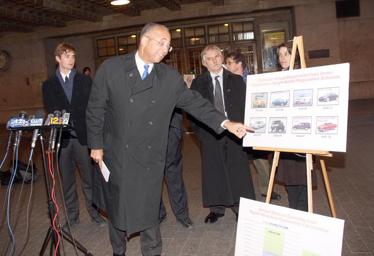 CAR TAX: Drivers of heavier vehicles may be subject to a tax to aid the MTA if City Comptroller William C. Thompson Jr.'s plan, announced Sunday, is well received by the MTA's special financial commission. (Lixin Shi/Epoch TImes) CAR TAX: Drivers of heavier vehicles may be subject to a tax to aid the MTA if City Comptroller William C. Thompson Jr.'s plan, announced Sunday, is well received by the MTA's special financial commission. (Lixin Shi/Epoch TImes)