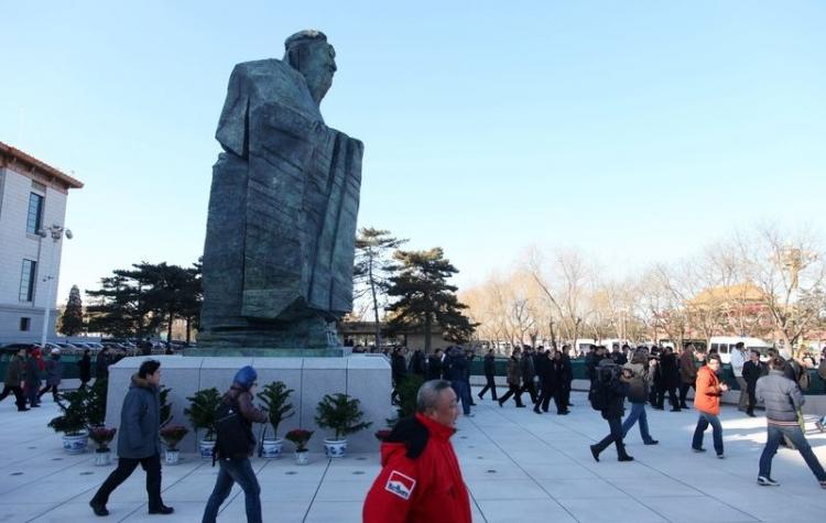 A bronze statue of Confucius in Tiananmen Square. (AFP/Getty Images) A bronze statue of Confucius in Tiananmen Square. (AFP/Getty Images)