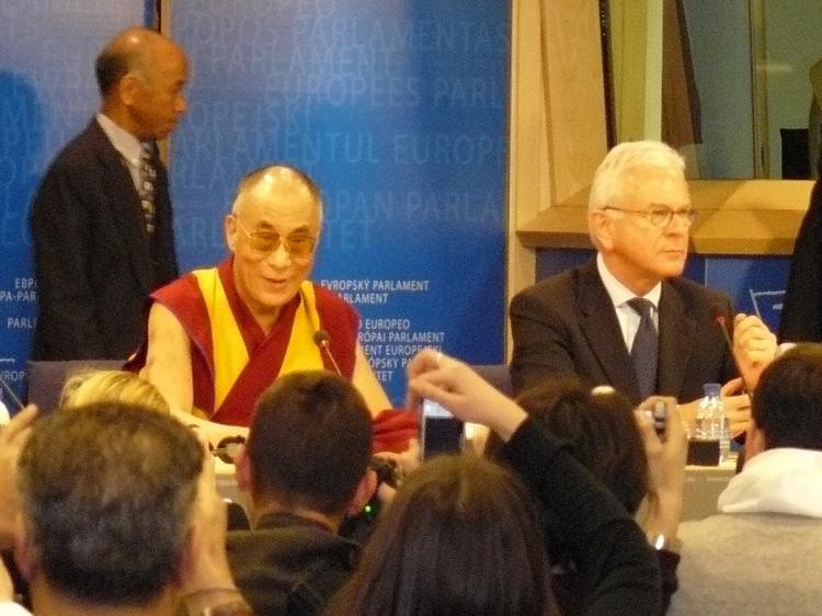 The Dalai Lama addresses the European Parliament while Parliament President Hans-Gert Poettering (R) listens. (The Epoch Times) The Dalai Lama addresses the European Parliament while Parliament President Hans-Gert Poettering (R) listens. (The Epoch Times)