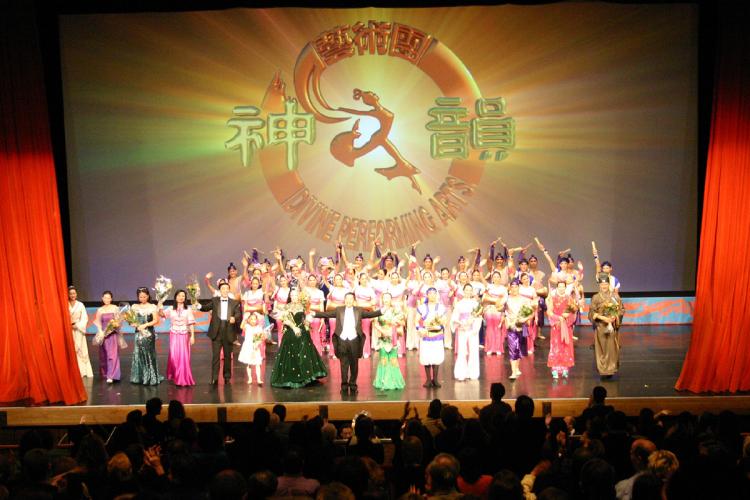At their final performance in Geneva, the Divine Performing Arts responded to the enthusiastic audience with three curtain calls. (Zhang Yue/The Epoch Times) At their final performance in Geneva, the Divine Performing Arts responded to the enthusiastic audience with three curtain calls. (Zhang Yue/The Epoch Times)