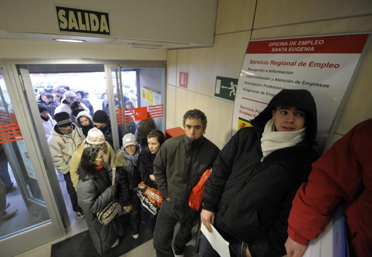 People queue as they wait for a government job center to open in Madrid on Jan. 22. The number of unemployed workers in Spain soared to a 12-year high point of more than 3 million in 2008 as the economy reeled from the collapse of the property market and (Philippe Desmazes/AFP) People queue as they wait for a government job center to open in Madrid on Jan. 22. The number of unemployed workers in Spain soared to a 12-year high point of more than 3 million in 2008 as the economy reeled from the collapse of the property market and (Philippe Desmazes/AFP)