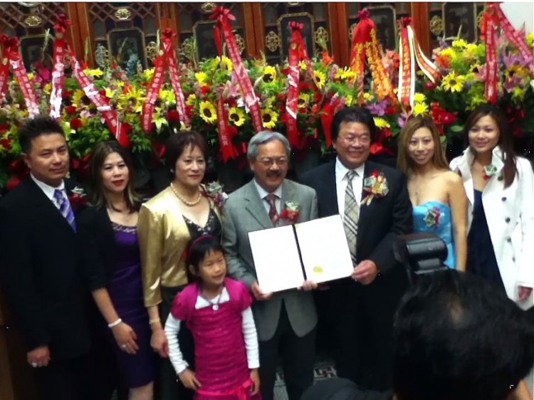 Mayor Ed Lee, center, presents an award to Roger Louie, President of the Chinese Consolidated Benevolent Association, to his right. At the ceremony Lee spoke out against the San Francisco Democratic Party's failure to endorse a Chinese-American candidate. (Matthew Robertson/The Epoch Times) Mayor Ed Lee, center, presents an award to Roger Louie, President of the Chinese Consolidated Benevolent Association, to his right. At the ceremony Lee spoke out against the San Francisco Democratic Party's failure to endorse a Chinese-American candidate. (Matthew Robertson/The Epoch Times)