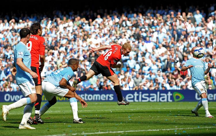 GOLDEN OLDIE: Paul Scholes (No. 18) heads in the winner against arch rival Manchester City on Saturday. (Laurence Griffiths/Getty Images) GOLDEN OLDIE: Paul Scholes (No. 18) heads in the winner against arch rival Manchester City on Saturday. (Laurence Griffiths/Getty Images)