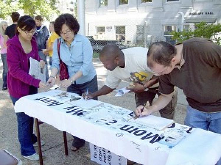 Pang Jin collects signature on campus as an effort to rescue her mother. (The Epoch Times) Pang Jin collects signature on campus as an effort to rescue her mother. (The Epoch Times)