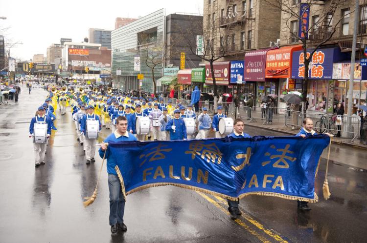 Falun Gong practitioners and China Democracy advocates participated in a parade in Flushing, Queens, on Saturday. (Edward Dai/The Epoch Times) Falun Gong practitioners and China Democracy advocates participated in a parade in Flushing, Queens, on Saturday. (Edward Dai/The Epoch Times)