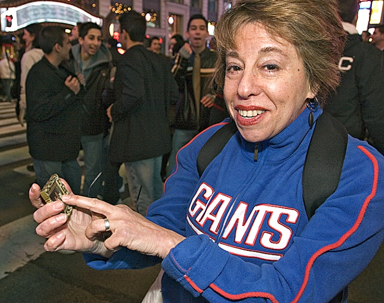 Giants super-fan Joanne Flaster holds a photo of her father in Times Square as she watched her team triumph over the Patriots in Super Bowl XLII. (Dayin Chen/The Epoch Times) Giants super-fan Joanne Flaster holds a photo of her father in Times Square as she watched her team triumph over the Patriots in Super Bowl XLII. (Dayin Chen/The Epoch Times)