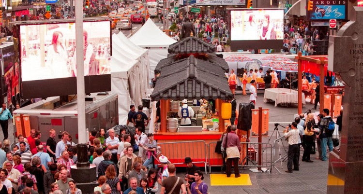 The annual culinary competition brings China's Tang Dynasty culture, color, and architecture to Times Square. (Edward Dai/The Epoch Times) The annual culinary competition brings China's Tang Dynasty culture, color, and architecture to Times Square. (Edward Dai/The Epoch Times)