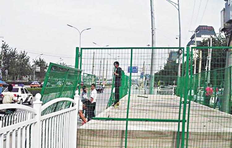 Beijing authorities set up wire fences to block petitioners from gathering. (Blogger image via Apple Daily) Beijing authorities set up wire fences to block petitioners from gathering. (Blogger image via Apple Daily)