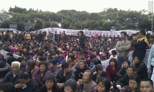 Thousands of villagers of protest at local government on Dec 3, in Shantou, Guangdong. (Provided by villigers)
