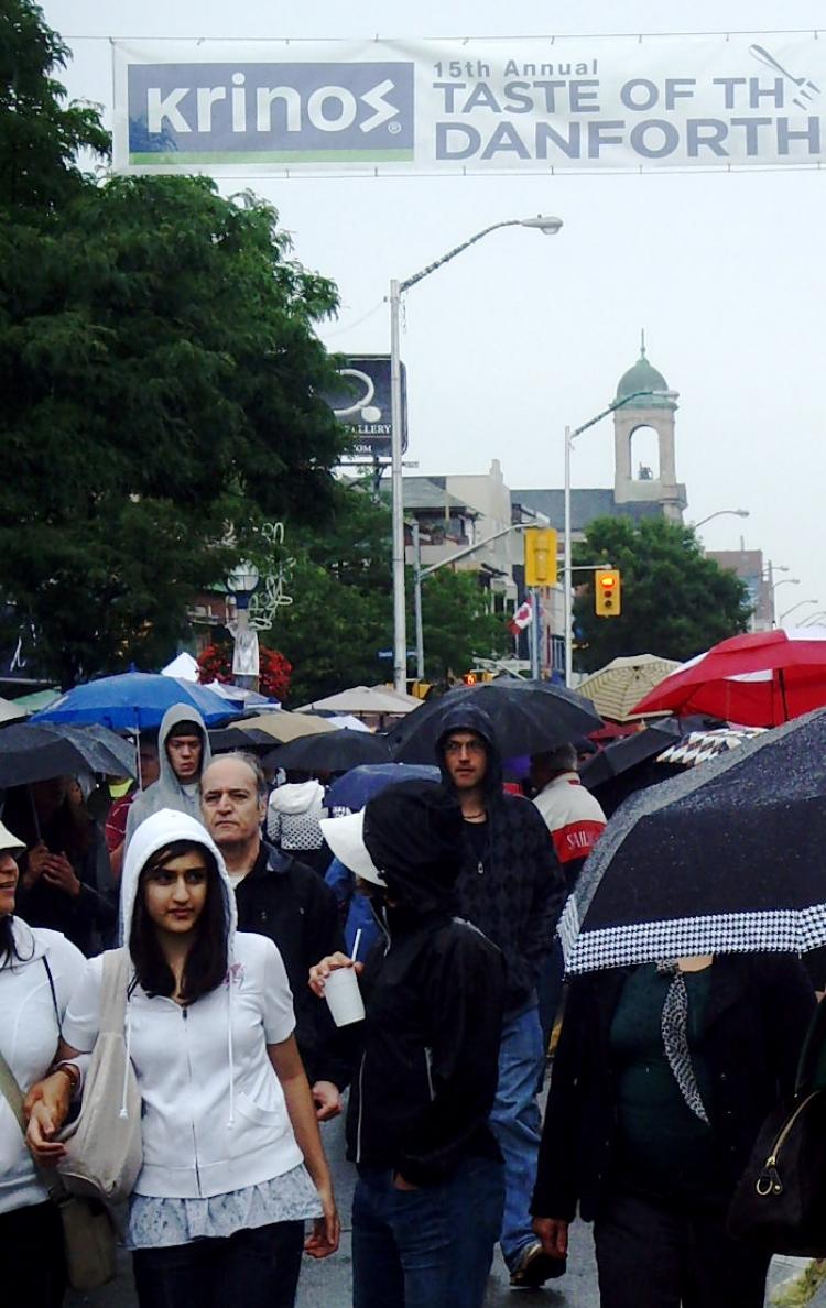 Taste of Danforth revellers sample Greek food and music under a canopy of umbrellas. (Debora de Souza/The Epoch Times) Taste of Danforth revellers sample Greek food and music under a canopy of umbrellas. (Debora de Souza/The Epoch Times)