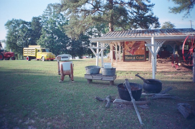 An old fashioned iron pot sits near the fish pond on the grounds of Heavy's Barbecue in Crawfordville, Ga. (Denise Darcel/The Epoch Times) An old fashioned iron pot sits near the fish pond on the grounds of Heavy's Barbecue in Crawfordville, Ga. (Denise Darcel/The Epoch Times)