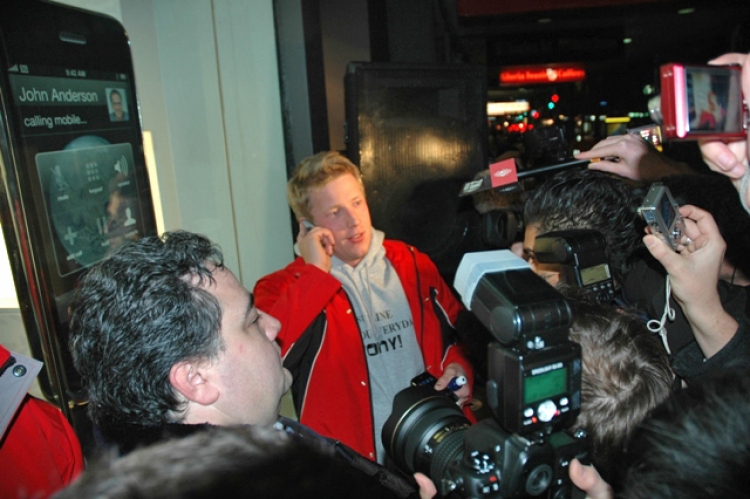 New Zealander Jonny Gladwell is the first person to buy an Apple iPhone 3G after a bet from his friends that he wouldn't last the time in the queue. (Salina Wang/The Epoch Times) New Zealander Jonny Gladwell is the first person to buy an Apple iPhone 3G after a bet from his friends that he wouldn't last the time in the queue. (Salina Wang/The Epoch Times)
