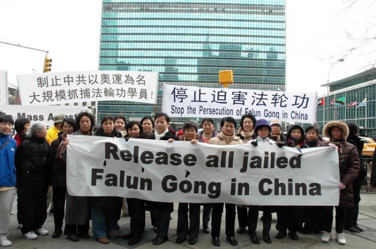 Falun Gong practitioners and supporters standing outside U.N. Headquarters to call on a stop of persecution of Falun Gong in China. (Li Qing/The Epoch Times) Falun Gong practitioners and supporters standing outside U.N. Headquarters to call on a stop of persecution of Falun Gong in China. (Li Qing/The Epoch Times)