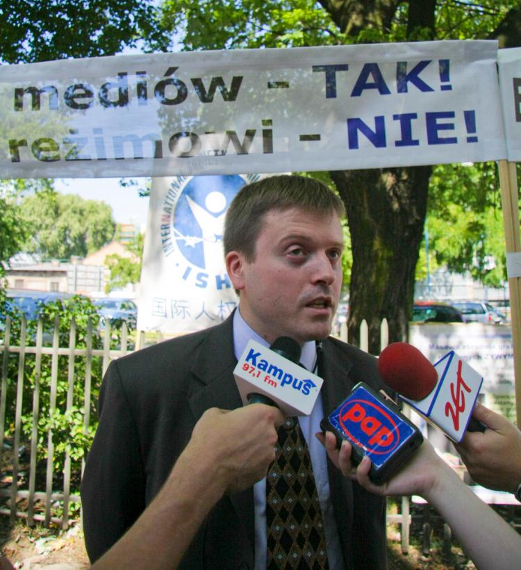 BRING IT BACK: Jan Jekielek, International Society for Human Rights (ISHR) representative in Poland, fielding questions from Polish media. (Adam Kielar/Special to The Epoch Times) BRING IT BACK: Jan Jekielek, International Society for Human Rights (ISHR) representative in Poland, fielding questions from Polish media. (Adam Kielar/Special to The Epoch Times)